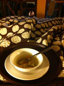Hühnerbrühe-löffelnd im Bett vorm Kamin liegen - das ist Urlaub!
