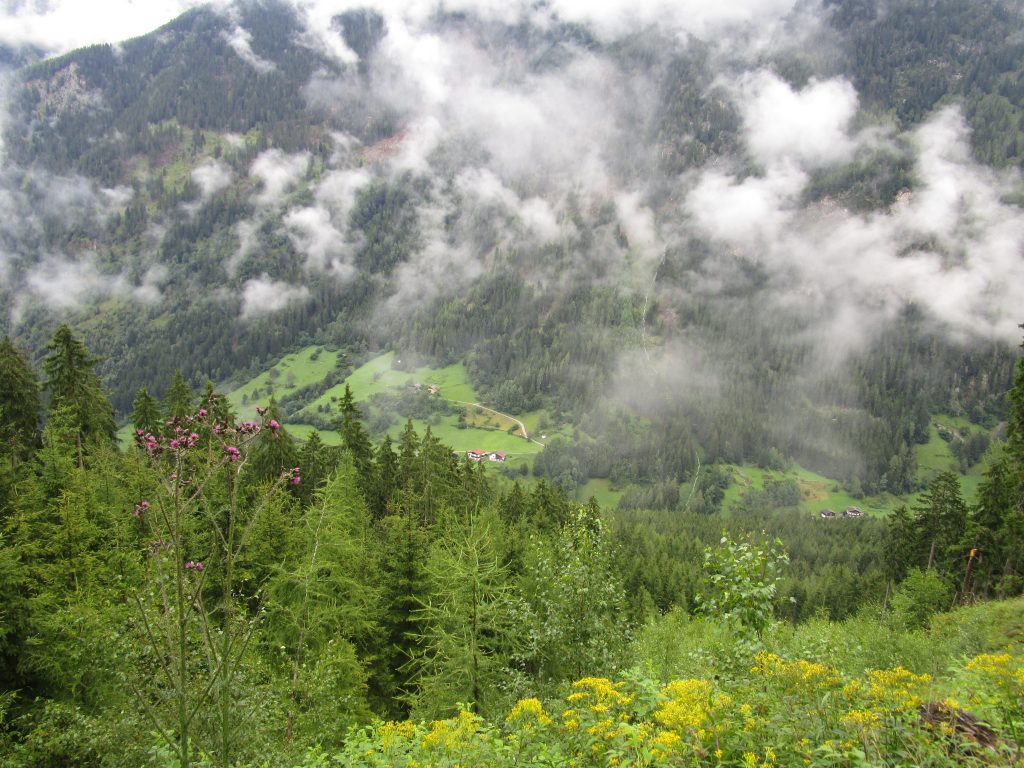 Aussicht auf das nebelverhangene Pitztal