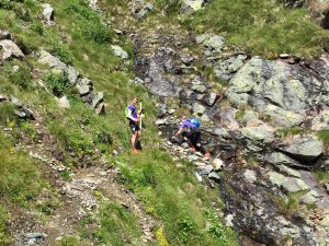 Mini-Wasserfall-Überquerung auf dem Höhenweg