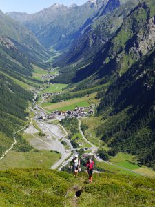 Über steile Wiesenwege auf zum Mittagskogel