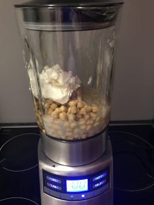 Hummus-Zutaten im Mixer