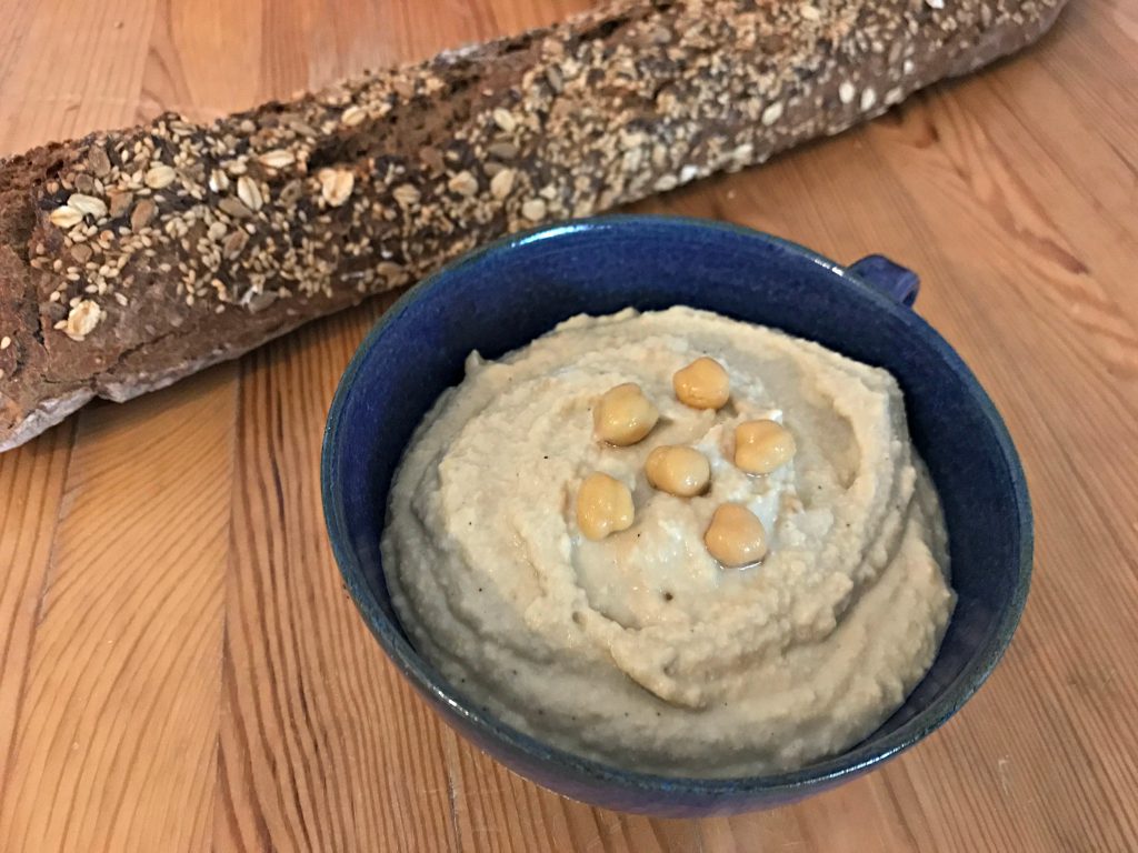 Selbstgemachter Hummus mit Baguette