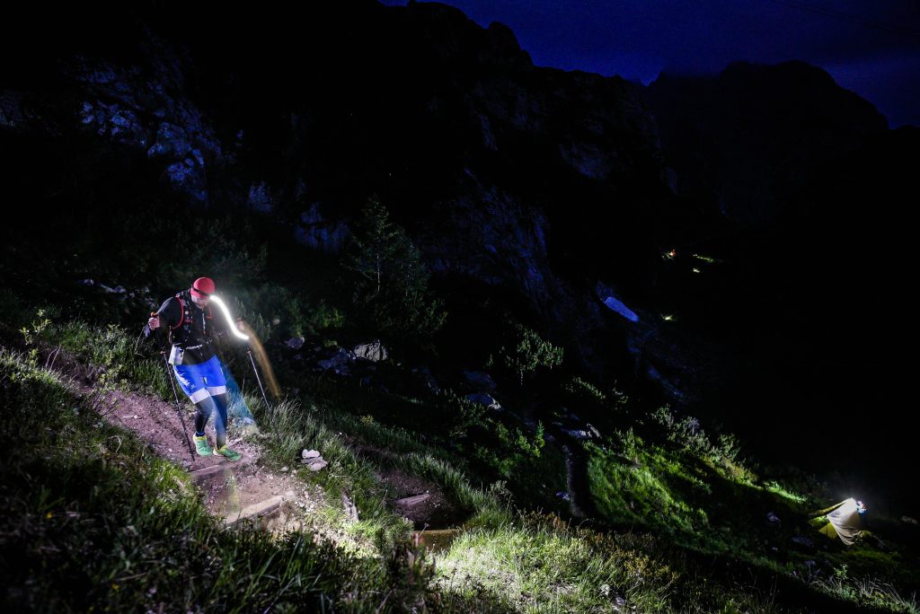 Trailrunning in den Bergen bei Nacht