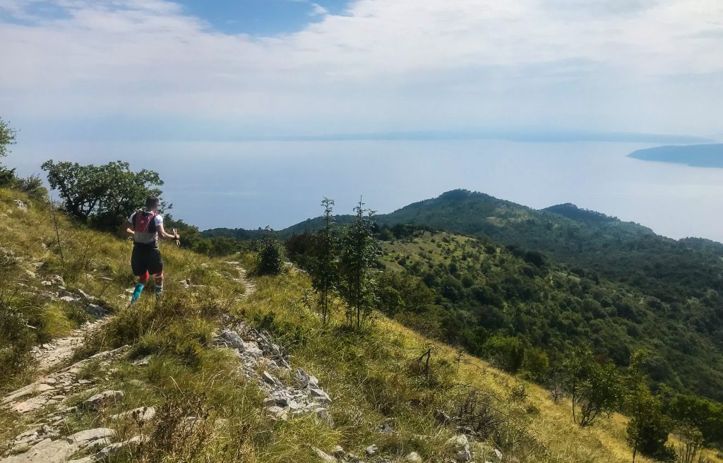 Downhill mit Meerblick beim Ucka Trail