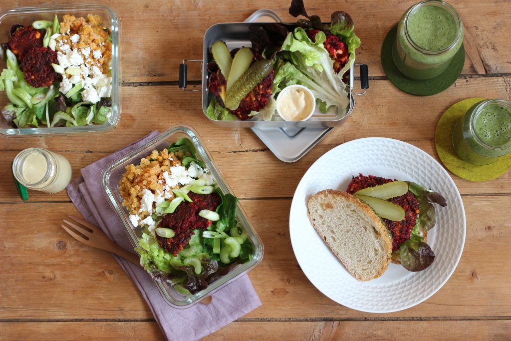 Meal Prep mit Salat und Gemüse