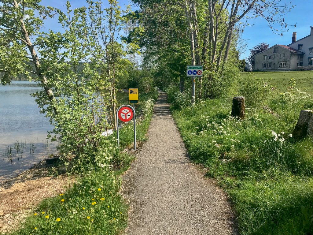 Fußweg entlang des Lac de Joux