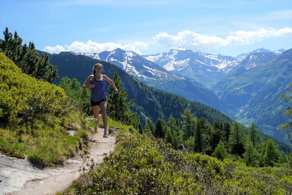 Krista Olson beim Trailrunning in den Bergen.