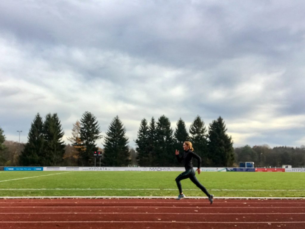 Lauftraining auf der Bahn im Winter.