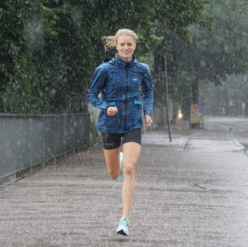 Thea Heim läuft auch im Regen.