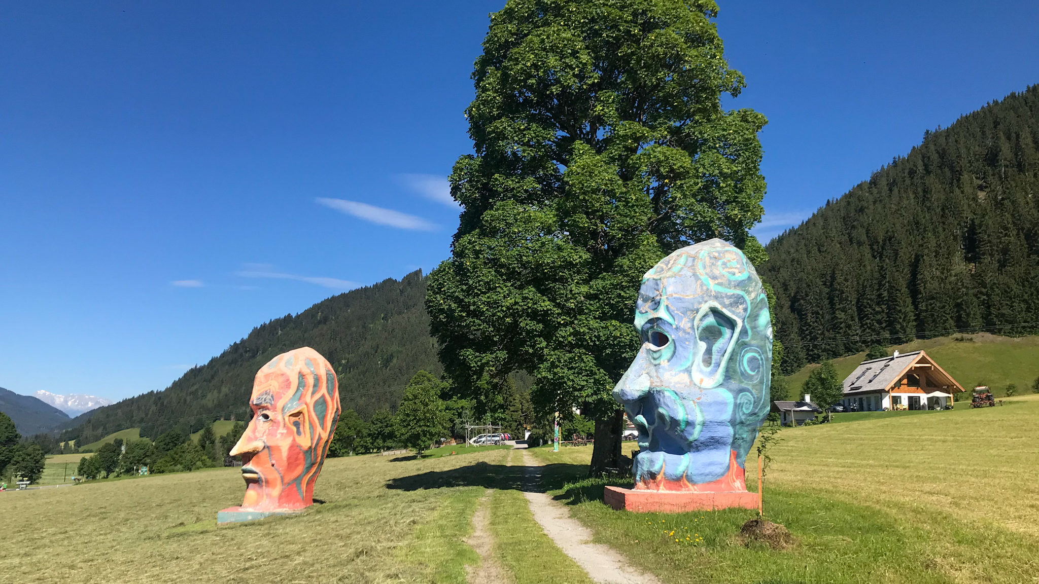 Skulpturen auf der Strecke des Ramsau Marathons