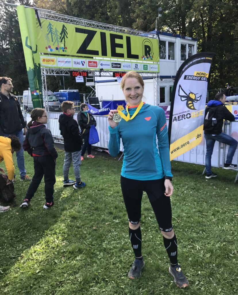 Rennsteiglauf-Supermarathon: Medaille im Ziel