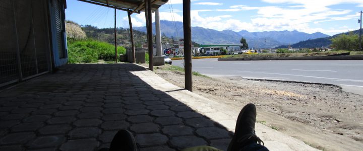 High life in Ecuador... Warten an der Bushaltestelle.
